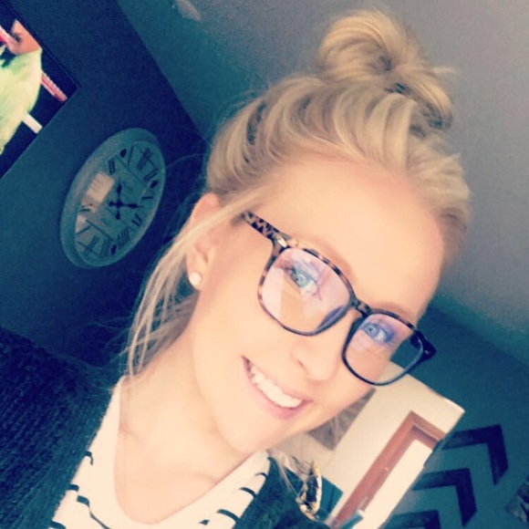 Meet your Posher, Sarah - Picture 1 of 3